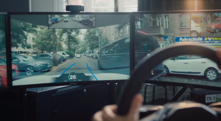 All-round view on three monitors