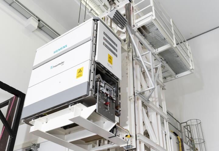 In the XXL-CT a linear accelerator works as a source for generating the X-rays e ...