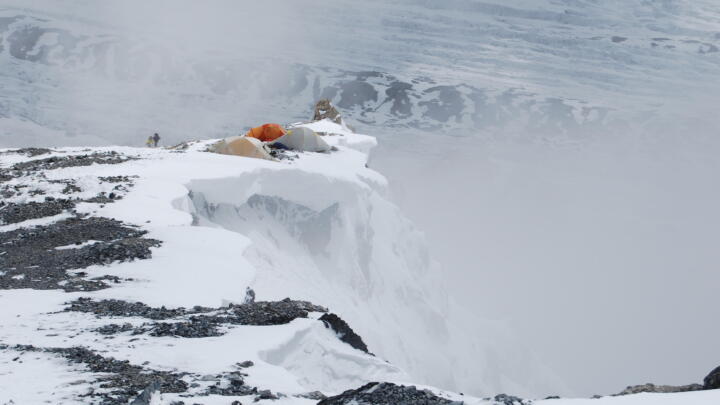 “Camping” extreme-style: Mountaineers just carry backpacks of six kilograms (13 ...