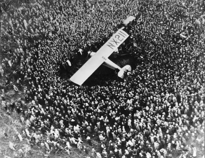 Hundreds of thousands of French spectators celebrate Lindbergh’s arrival