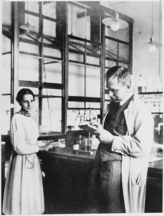 1938 experimentiert der deutsche Chemiker Otto Hahn mit seinem Assistenten Fritz ...
