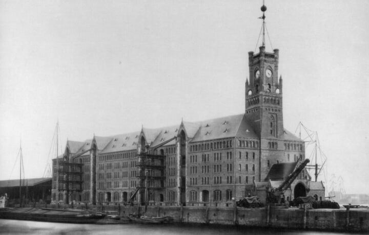 Der Kaiserspeicher im Hamburger Hafen um 1875 (mit Uhrenturm), heute steht hier ...