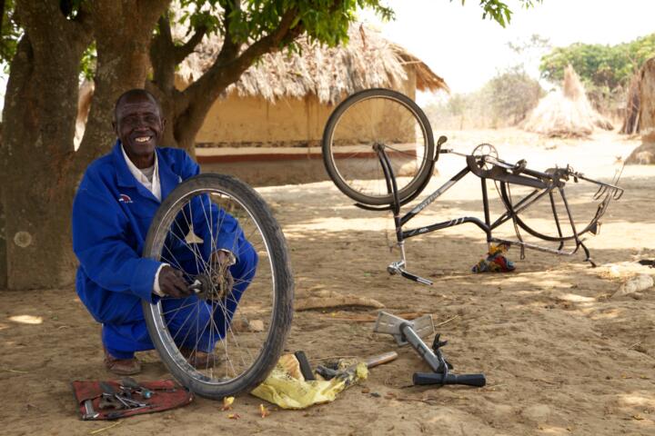 Die Hilfsorganisation World Bicycle Relief bildet auch Mechaniker aus und etabli ...