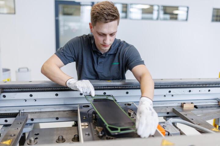 In Herzogenaurach fertigt Schaeffler Bipolarplatten für Prototypen- und Kleinser ...
