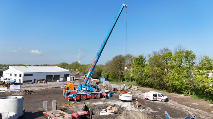 The linchpin of the Strabag project construction site: an electrically powered m ...